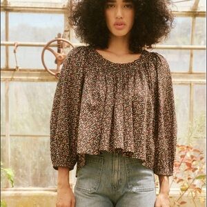THE GREAT. the moonstone top in dark navy mini wildflower size 1/Small